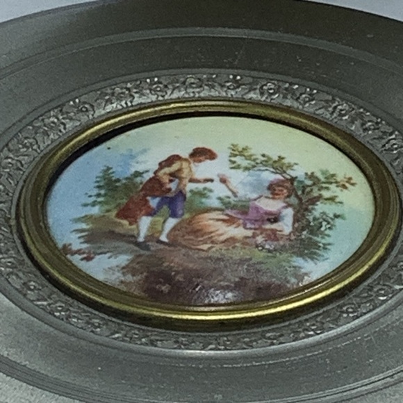 Vintage Sprague Round Metal Box with Country Scene Insert - Picture 4 of 6